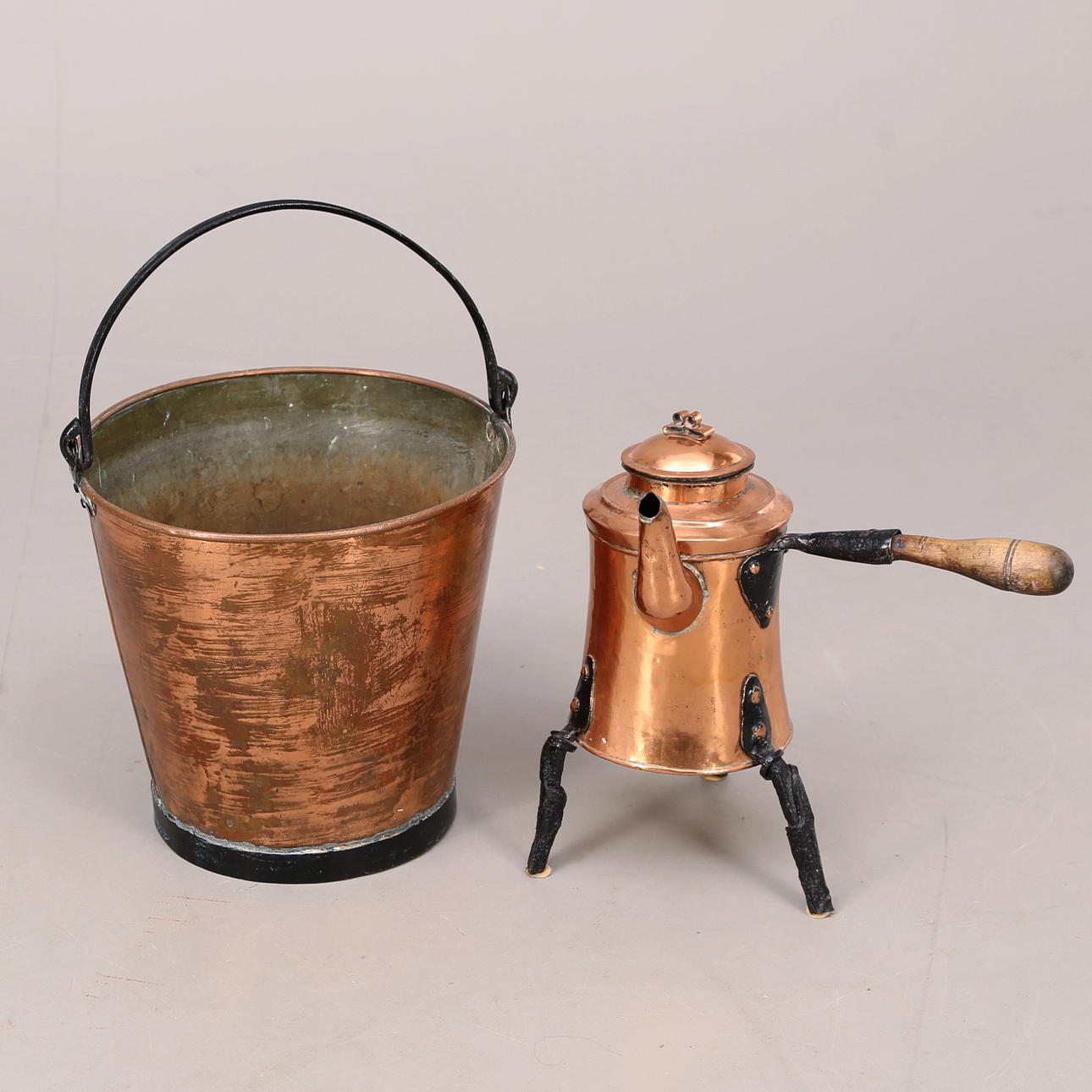 KOPPARFÖREMÅL 2 st, hink och kaffepanna, 1800-/1900-tal.