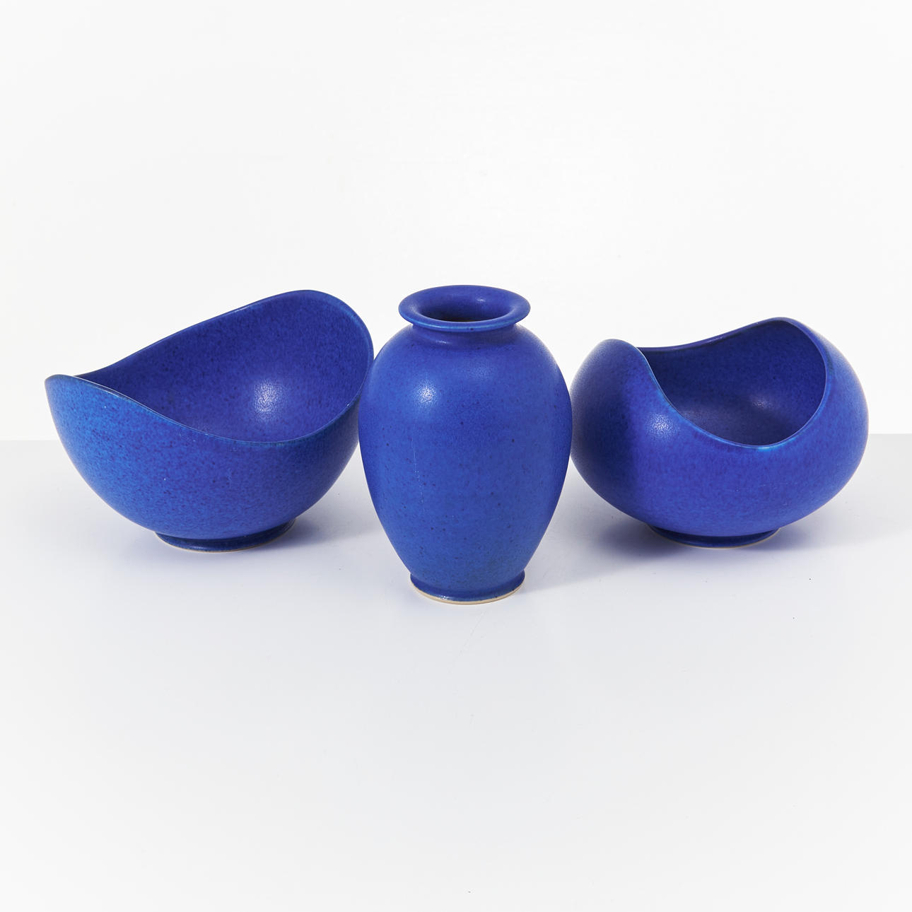PER LILIENGREN. Vase and bowls, 3 dlr., ceramic, signed, own workshop.