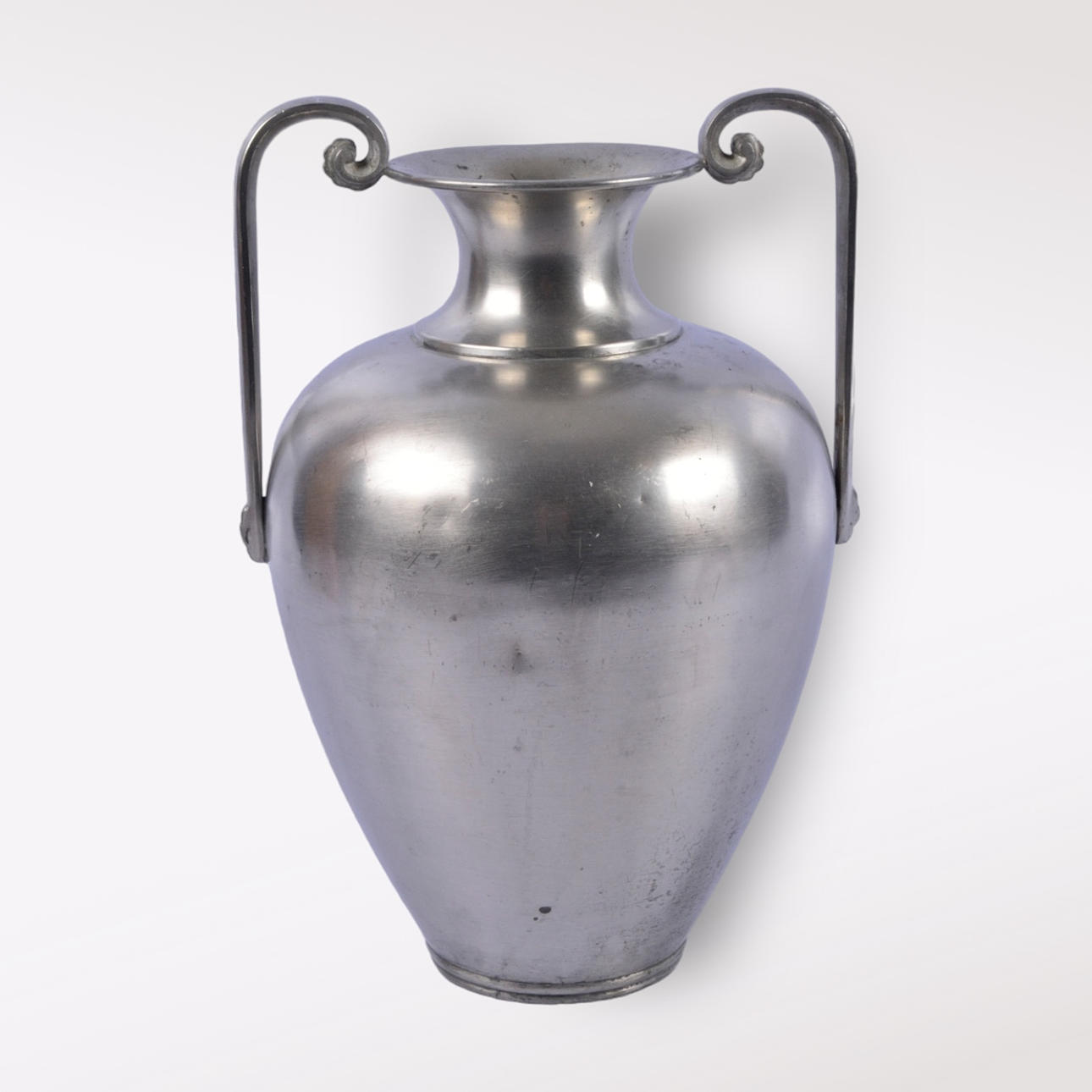 Un jarrón de peltre, 1933.