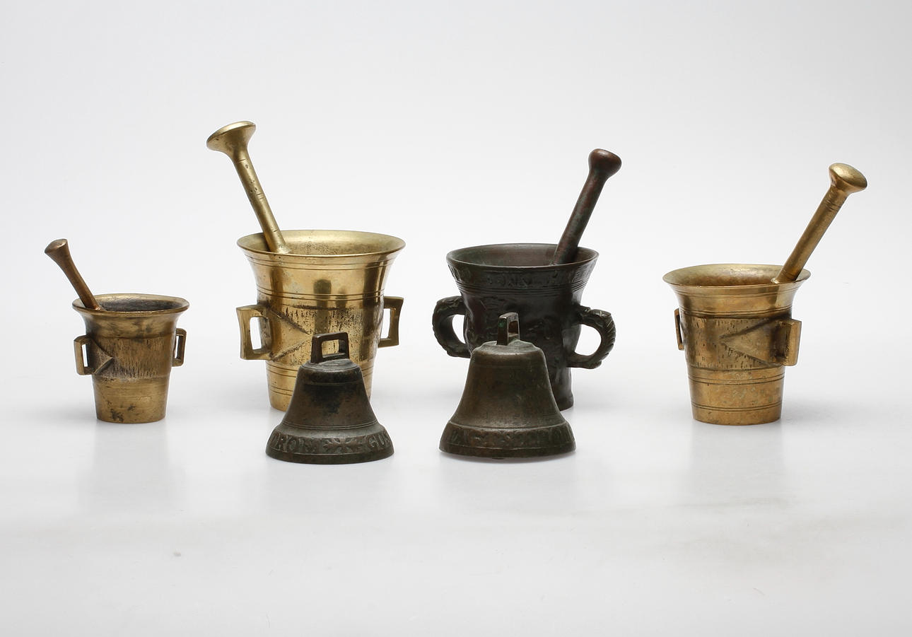 MORTLAR och KLOCKOR, 4+2 st. 18/1900-tal.