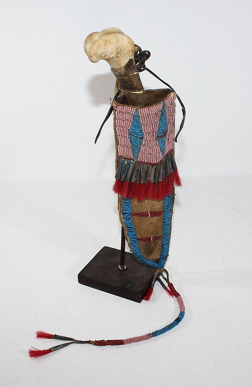 BENKNIV MED SLIDA, buffelhud, glaspärlor, tennkoner med hästtagel, från prärie indianerna, 1870-80- talet.