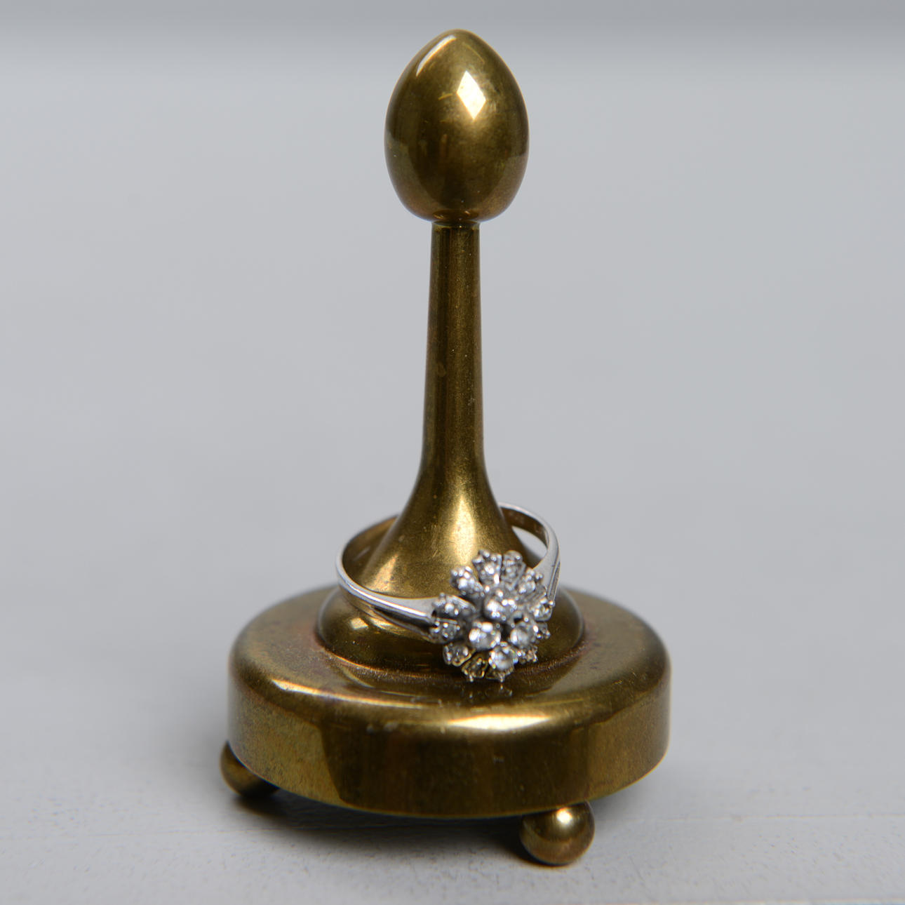 SKULTUNA. Ringhållare, mässing, 1996.