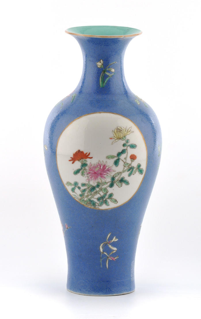 CHINA. Baluster vas med lättad bakgrund i himmelsblå, plus blommor och 2 blommor reserver.