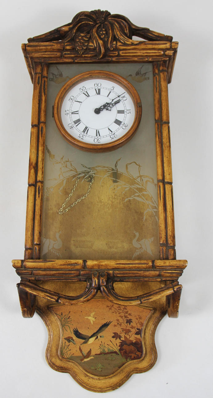 GROSSE WANDUHR IM CHINOISERIE-DESIGN.