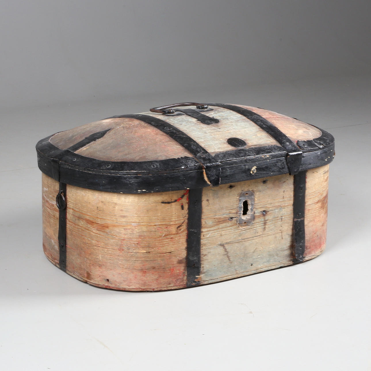 KISTA, bemålat trä, 18/1900-tal.