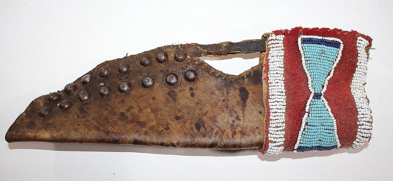 SLIDA, råhud av buffel, pärlbroderi, Crowe indian, 1800-tal.