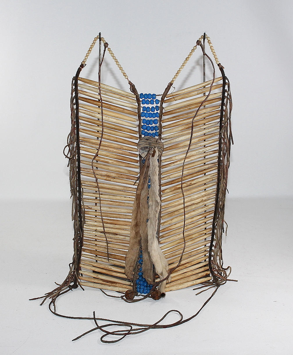 HALSBAND, buffelben, glaspärlor, hermelin, Nordamerika, 1800-tal.