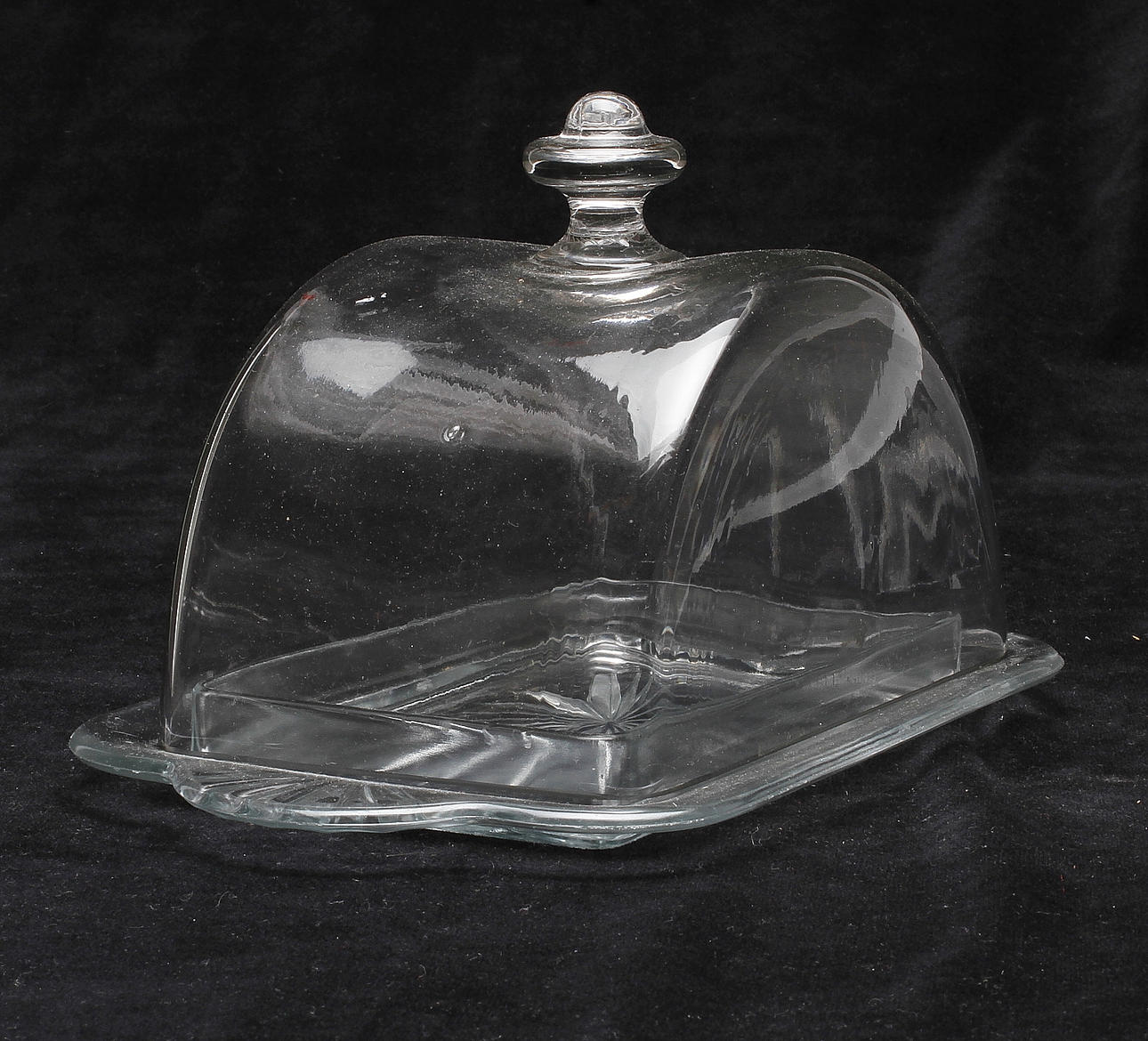 OSTKUPA med fat, glas, 1900-tal.