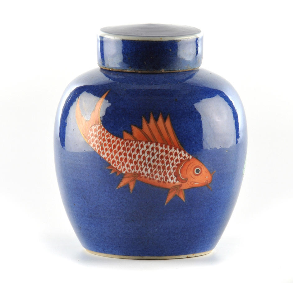 VORRATSGEFÄSS, CHINA. Cambered kropp, blå bakgrund med fisk i grått, rött och grönt.
