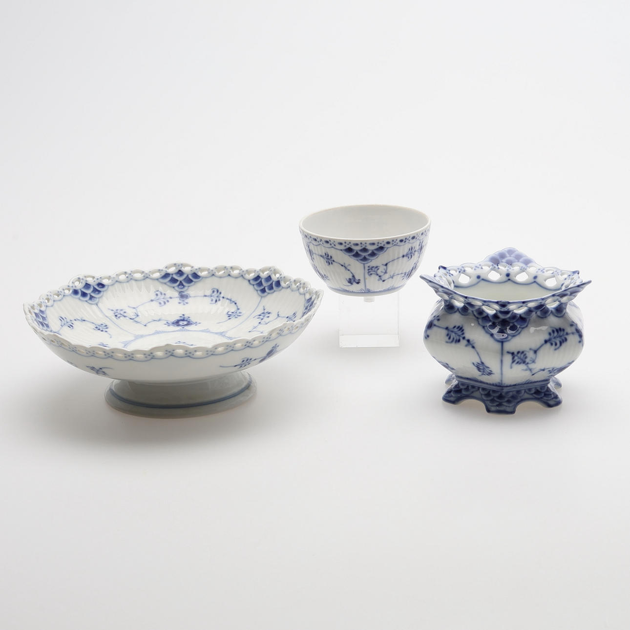 SERVISE, TRE STYKKER, „MUSSELMALET“, ROYAL KØBENHAVN.