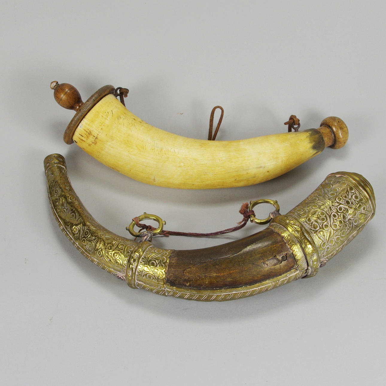 KRUTHORN, 2 stycken, horn/mässing/trä, 1800-tal.