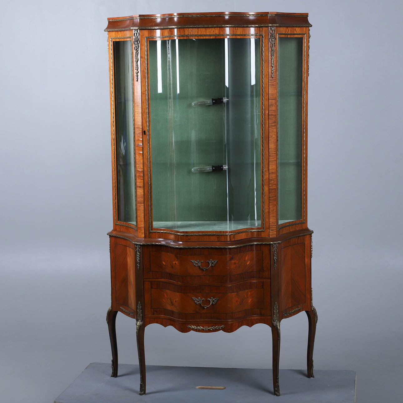 VITRINA DE ESTILO LUIS XVI, DÉCADA DE 1900.