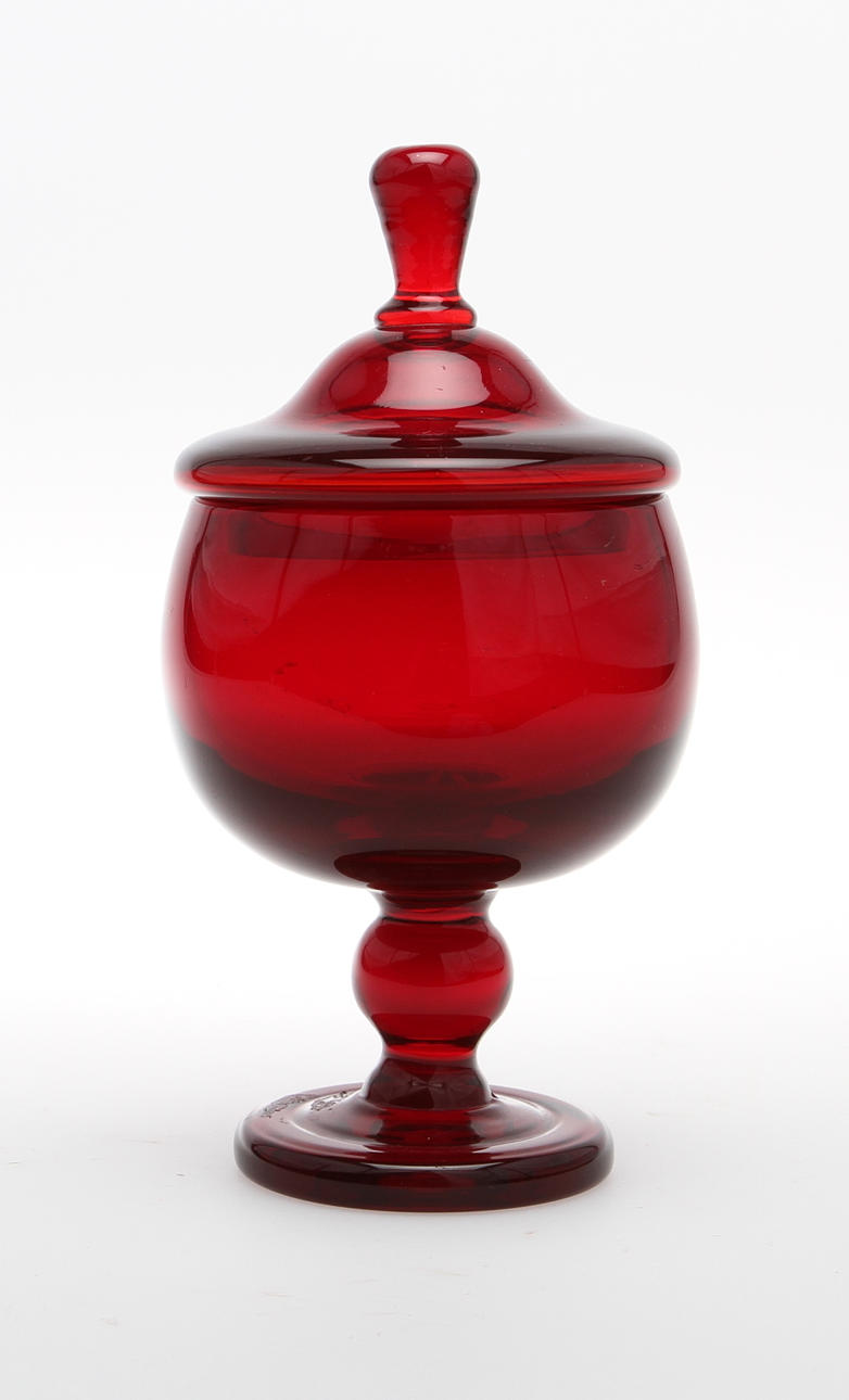 MONICA BRATT. Vas samt pokal med lock. Reijmyre.