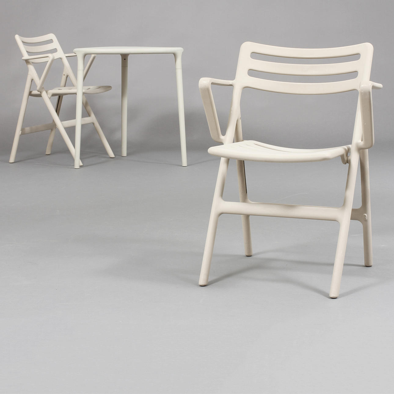 STOLAR, 2 st samt BORD, "Air", Jasper Morrison för Magis.