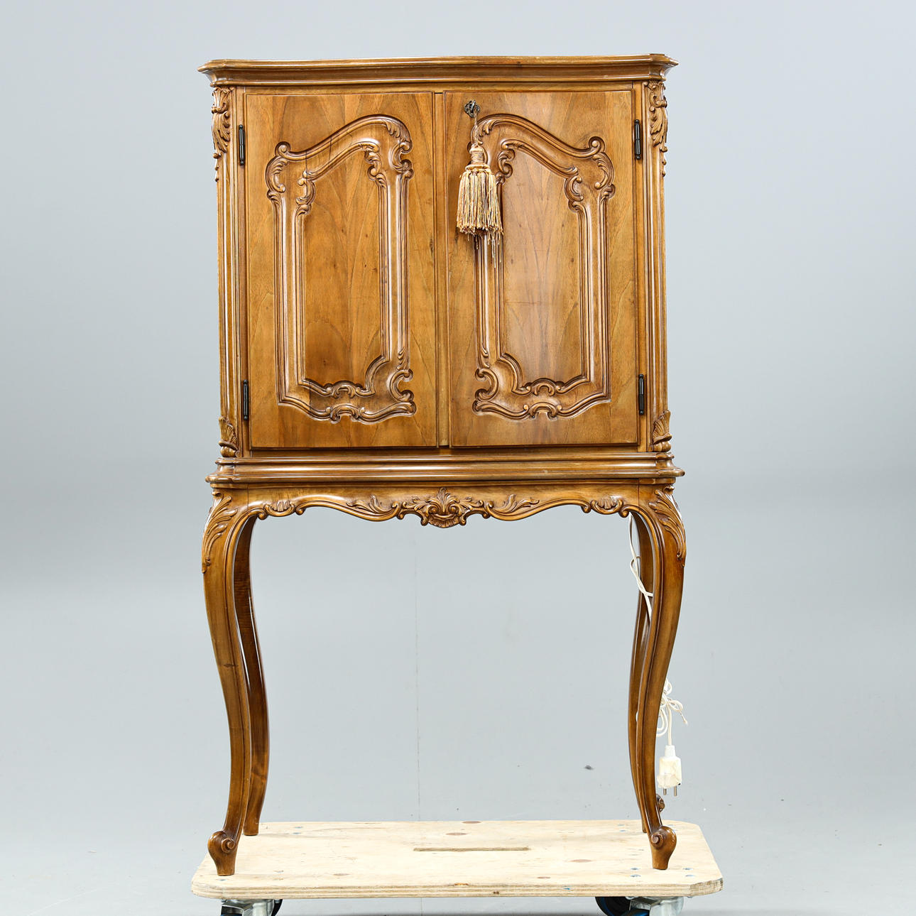BAR CABINET, Rococo style, cut in walnut. Furniture - Other - Auctionet