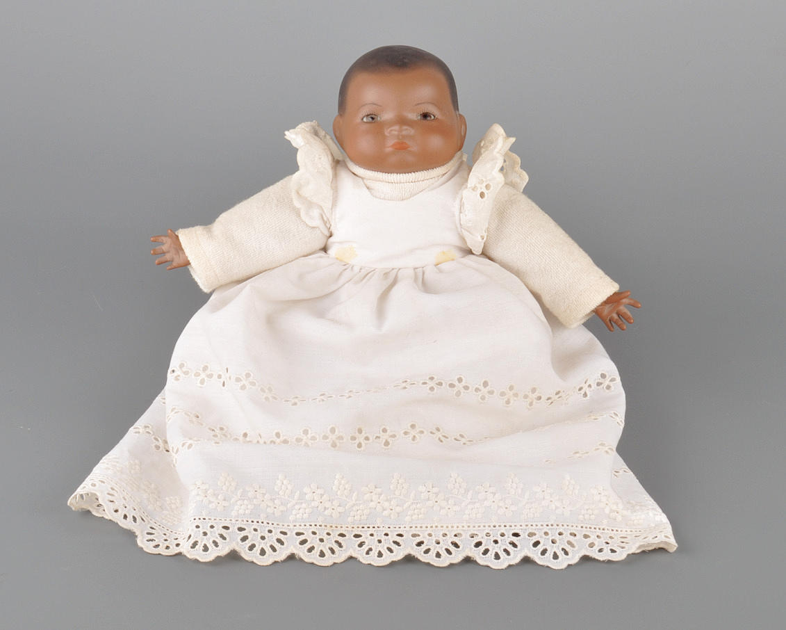 BABYPUPPE, NEGROID. Porslinshuvud och händer, dop.