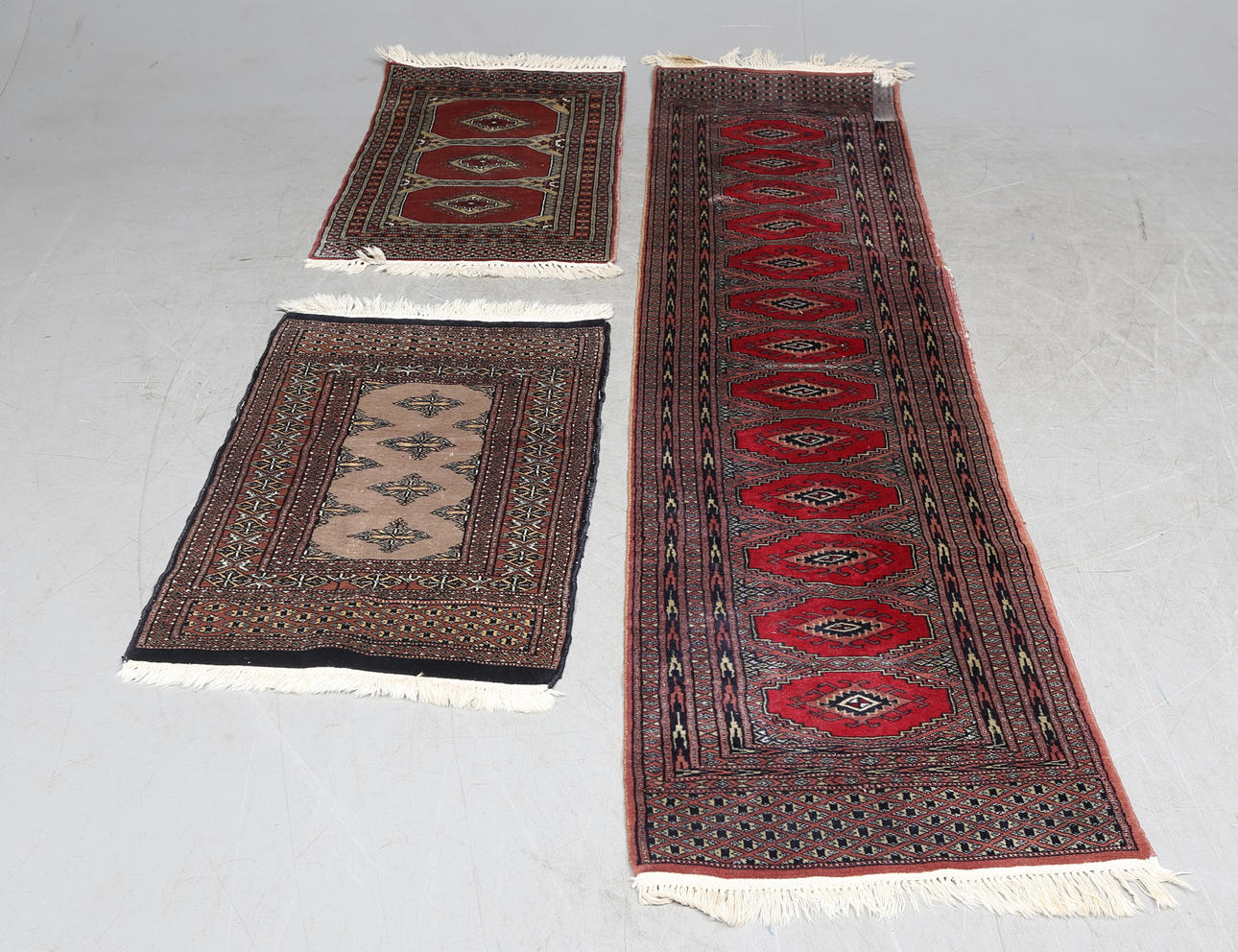 GALLERIMATTA samt SÄNGMATTOR, 2 st. Orientaliska, 1900-tal.