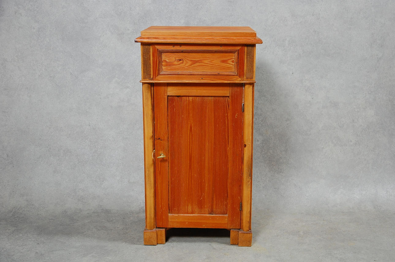 TVÄTTKOMOD med tvättfat i porslin, 1900-talets början.