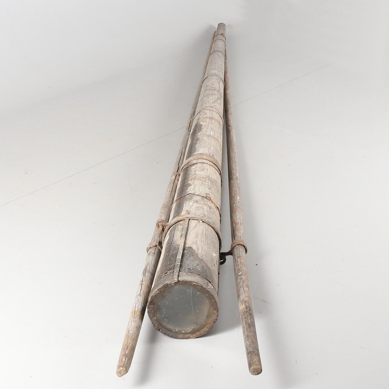 VATTENKIKARE, trä, 17/1800-tal, längd ca 320 cm.