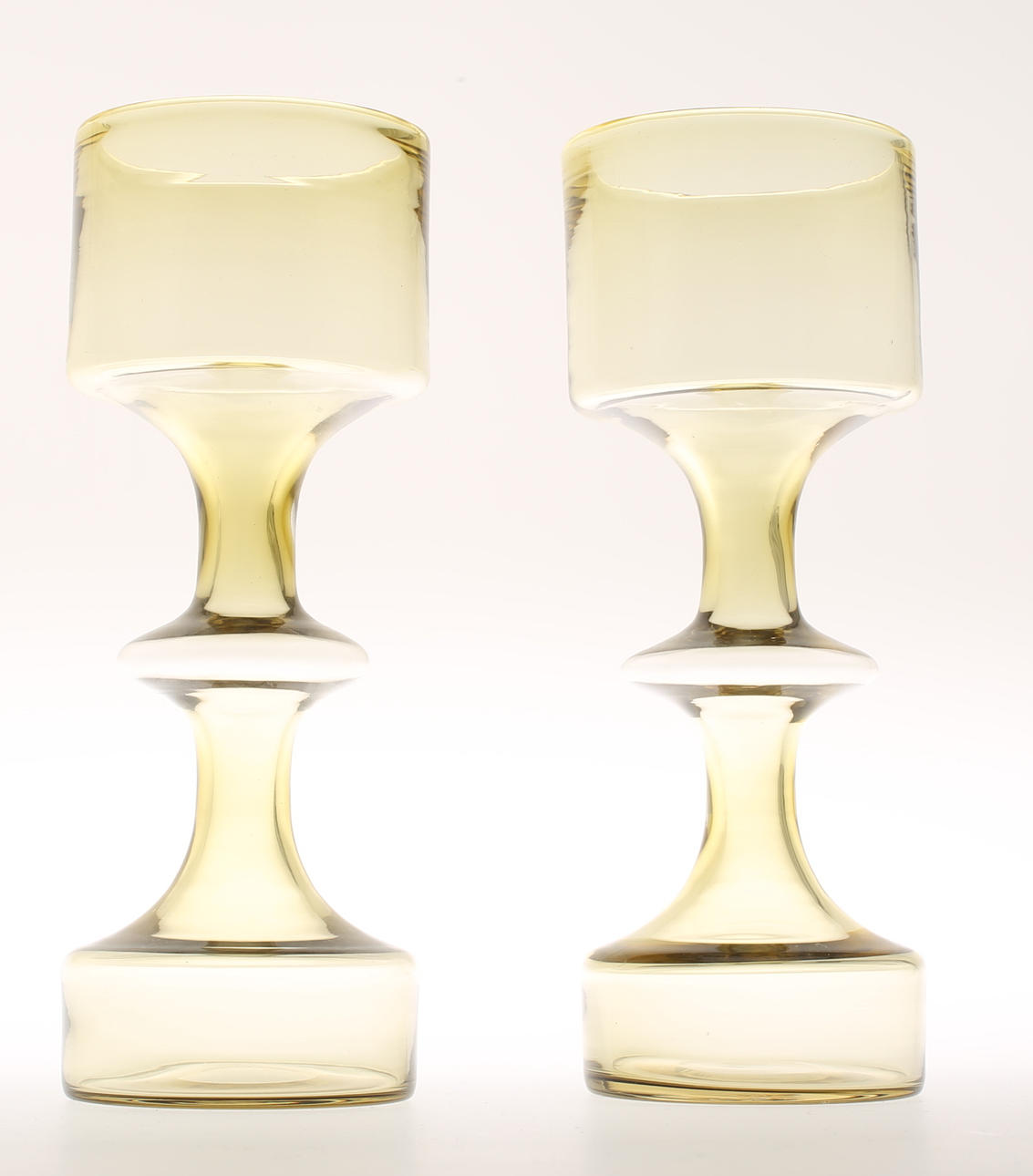 KAJ FRANCK. Vaser, ett par,"Hyrrä" signerad Kaj Franck, Nuutajärvi Notsjö 61. Ljusfärgat.