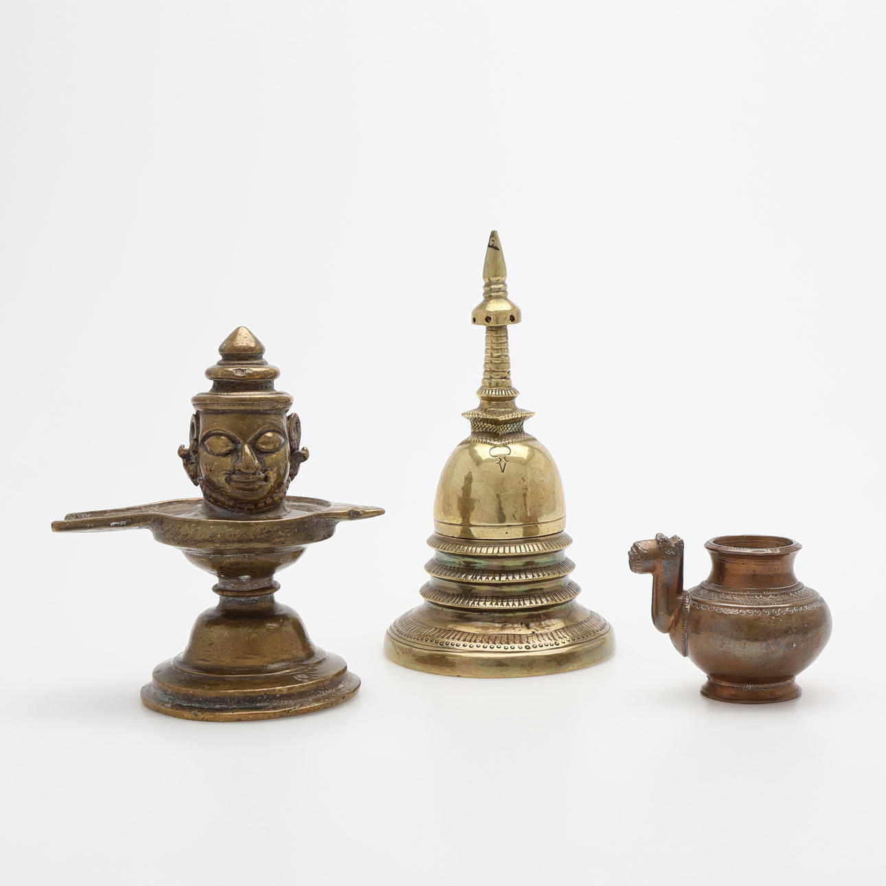 OBJETOS RITUALES INDIOS ANTIGUOS, latón y bronce, 3 piezas.