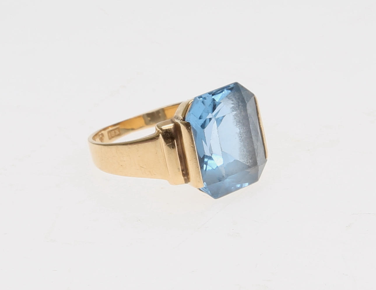 RING,guld,18K,blå safir,2,5carat, 1945.