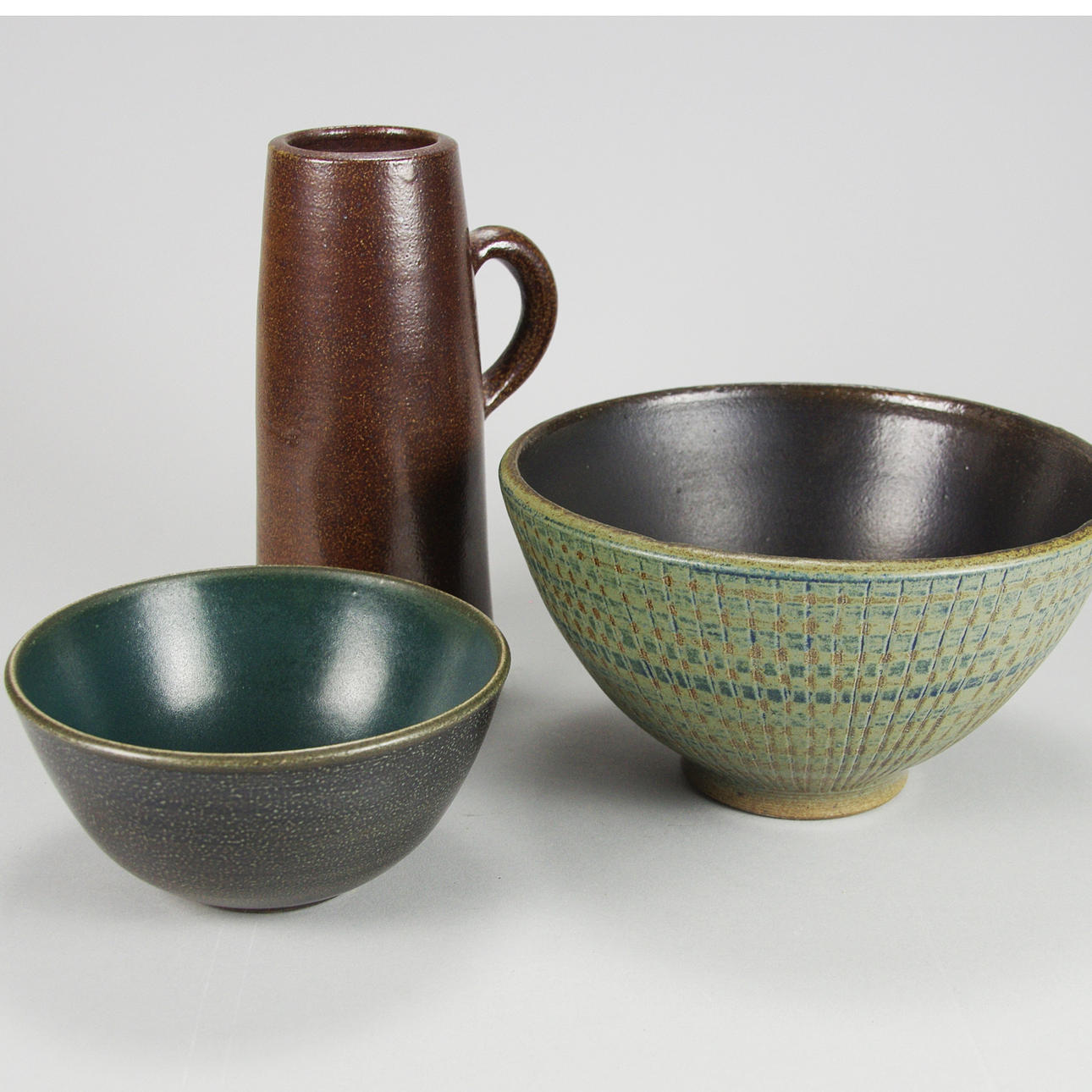 VAS SAMT 2 SKÅLAR, keramik, Wallåkra, signerade Birger Larsson.
