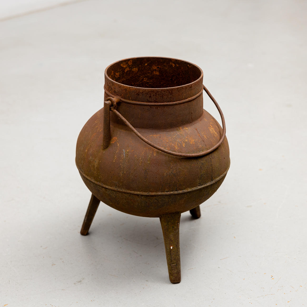 Ein 12-Liter-Eisenkessel, 20. Jahrhundert.