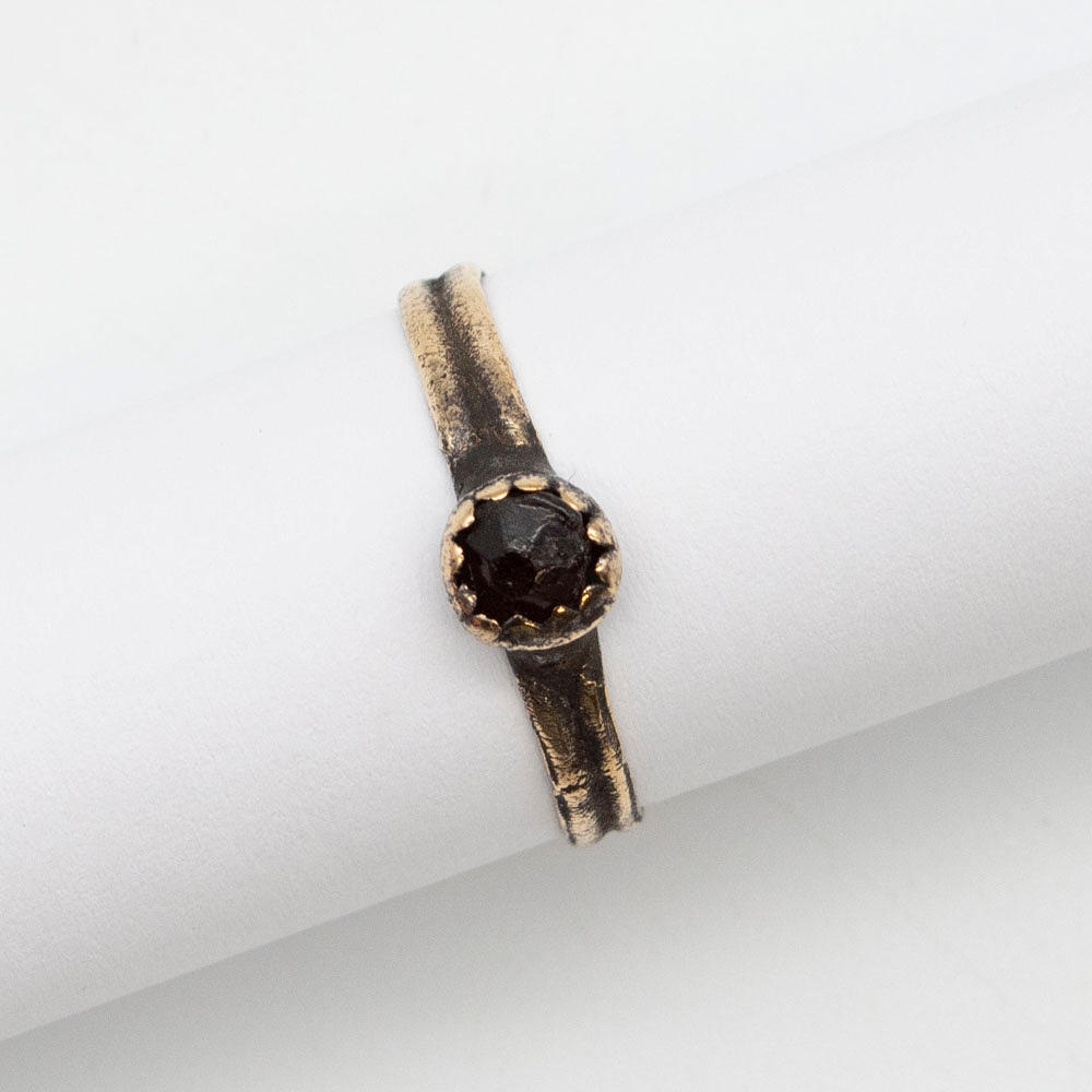 Gammel bronze romersk ring med glassten.