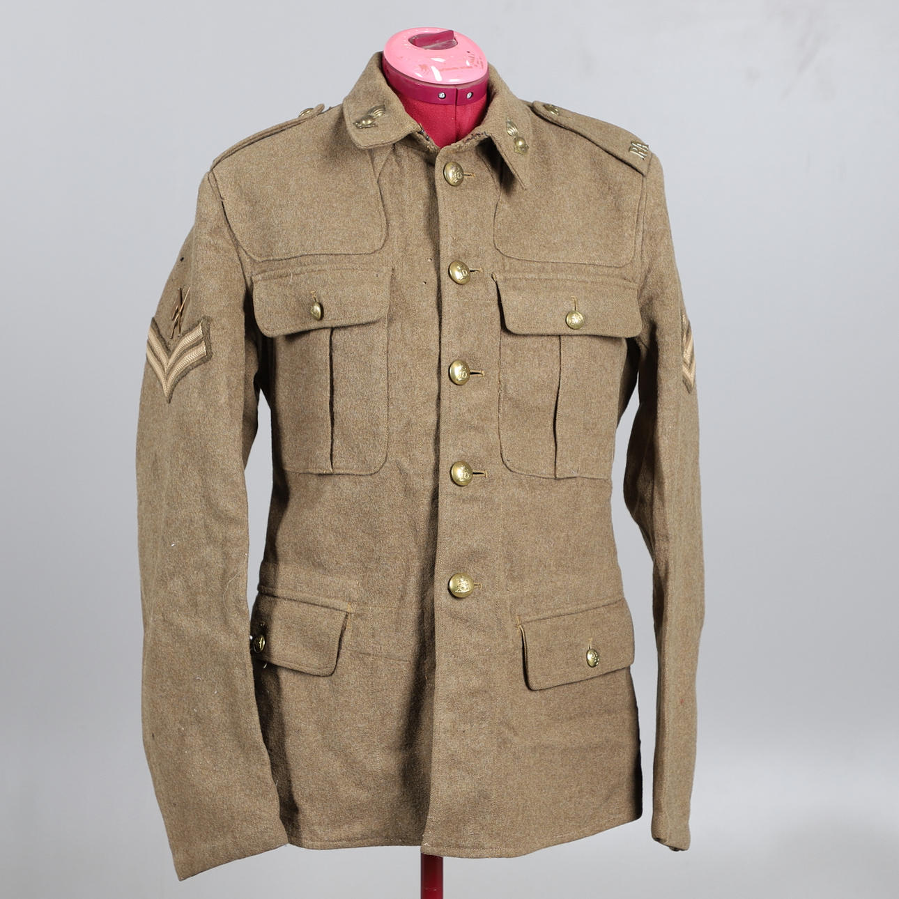 A 1922 PATTERN ARMY TUNIC WITH ROYAL ARTILLERY BUTTONS. Weapons ...