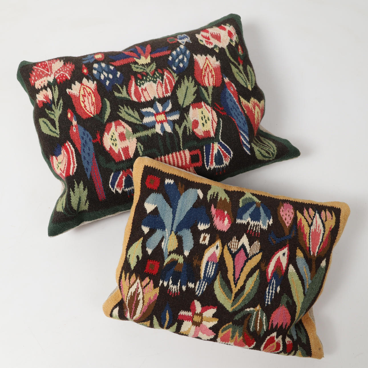 KUDDAR, 2 stycken, flamsk vävnad, 1900-tal.