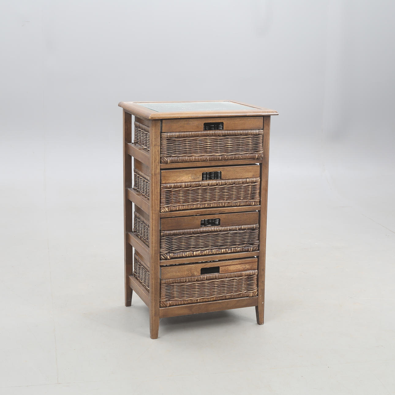 Eine Kommode aus Korbgeflecht, mit 4 Schubladen, modern.