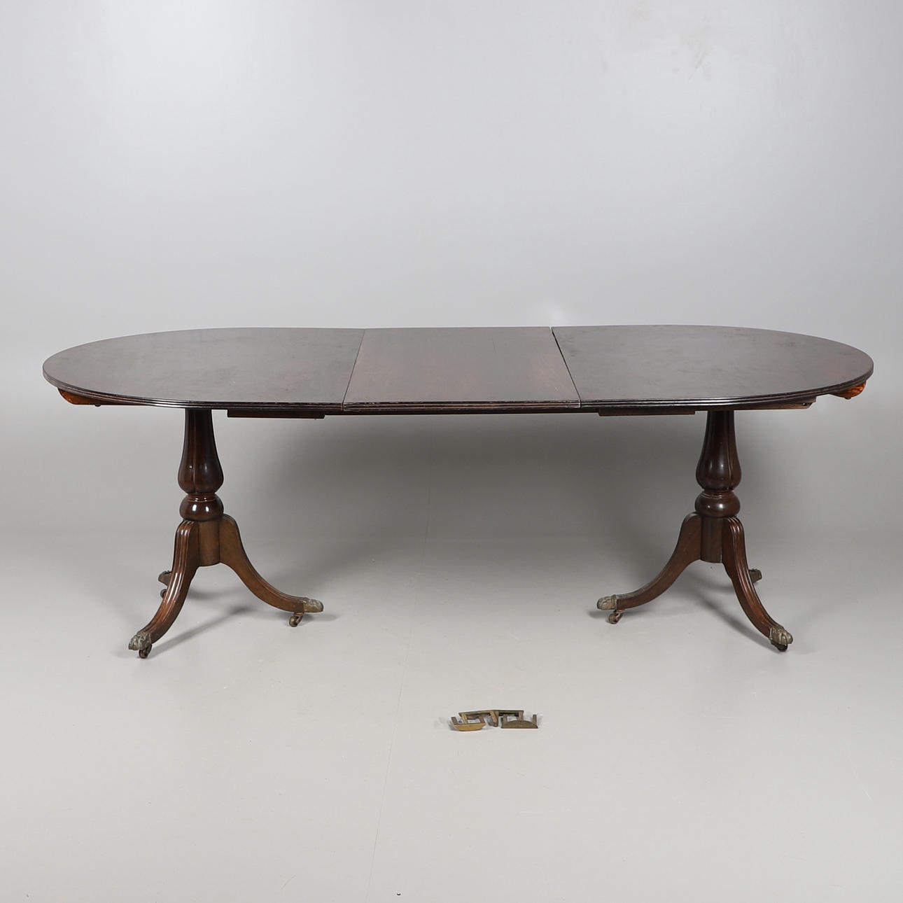 DONERA TILL VÄLGÖRENHET: A REGENT STYLE D' END TABLE.