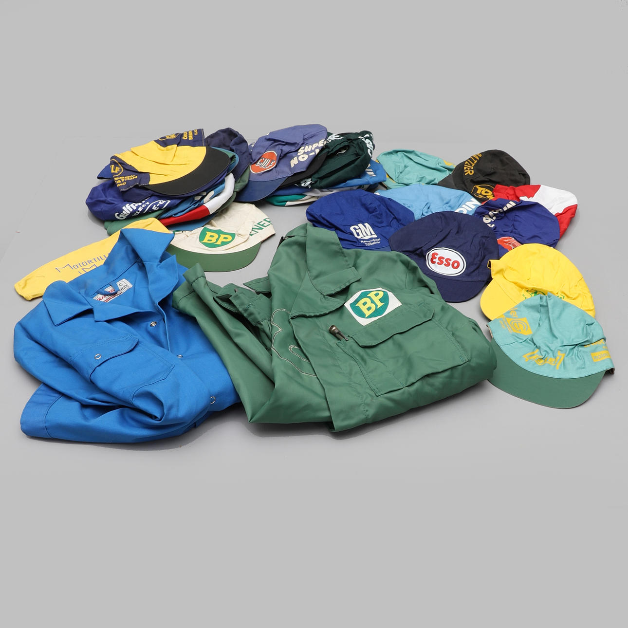 EINE SAMMLUNG VON WERBEKAPPEN, zweite Hälfte des 20. Jahrhunderts.