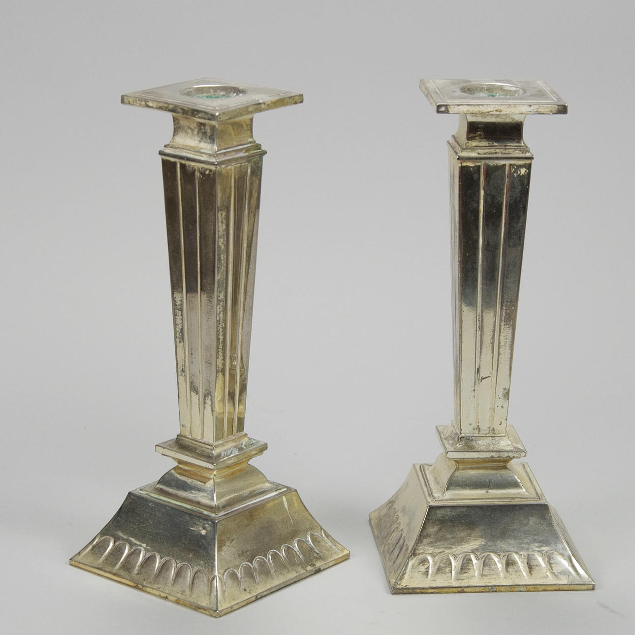 LJUSSTAKAR, 1 par, vitmetall, gustaviansk stil, sent 1900-tal.