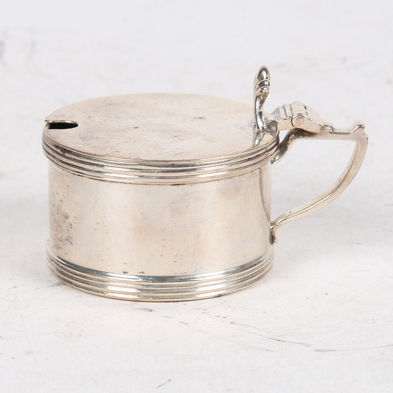 EN GEORGE VI SILVER SENAPSKRUKA OCH LOCK.