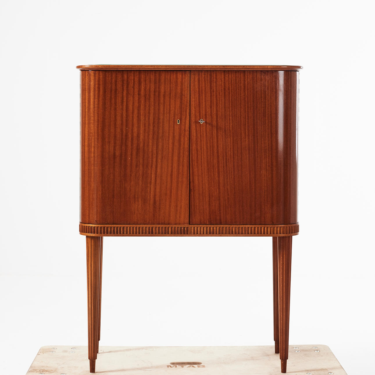 BARSKÅP, 1900-talets mitt, AB Förenade Möbelfabrikerna Linköping, mahogny.