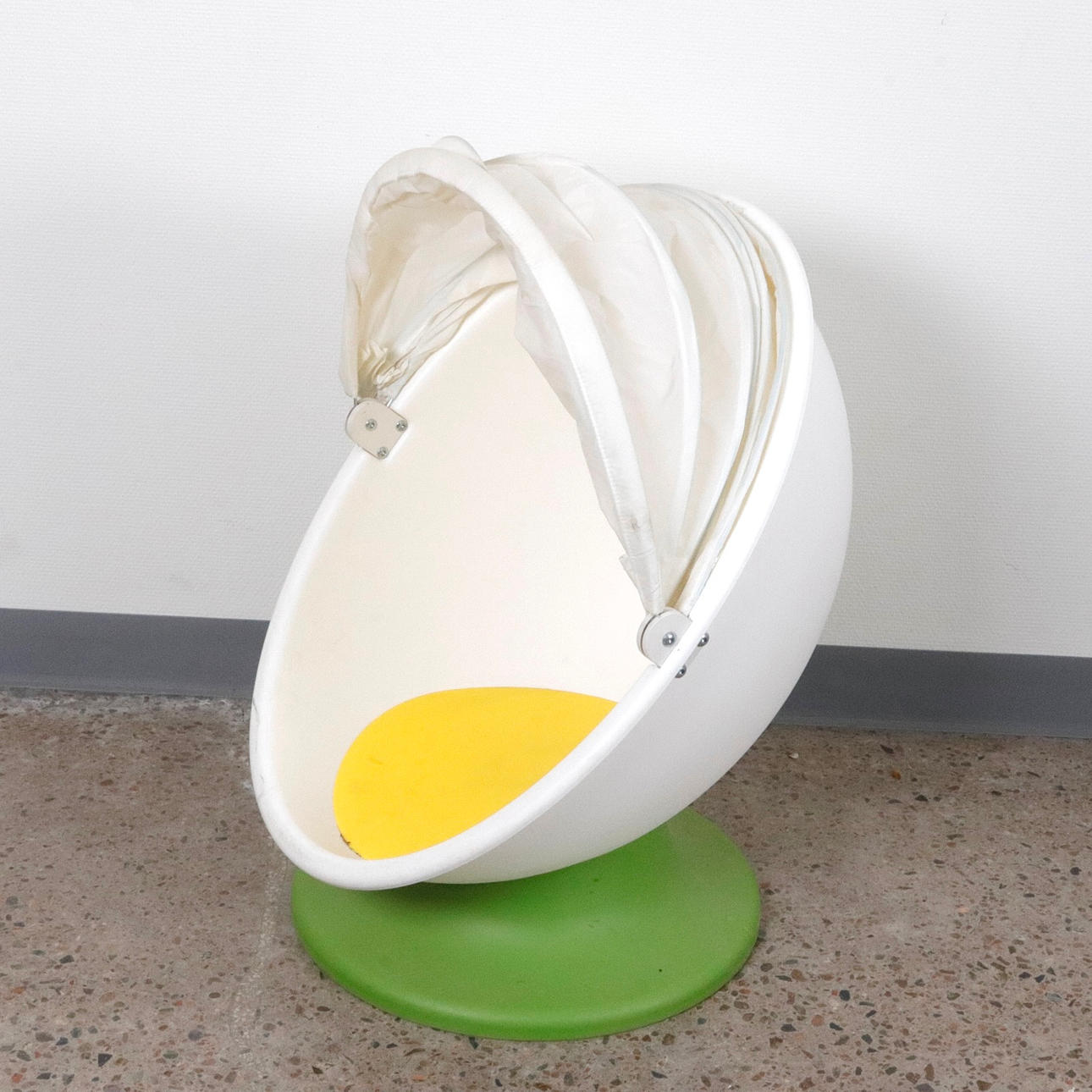 Ein Kinderstuhl, Ikea, „Lömsk“, Kunststoff.