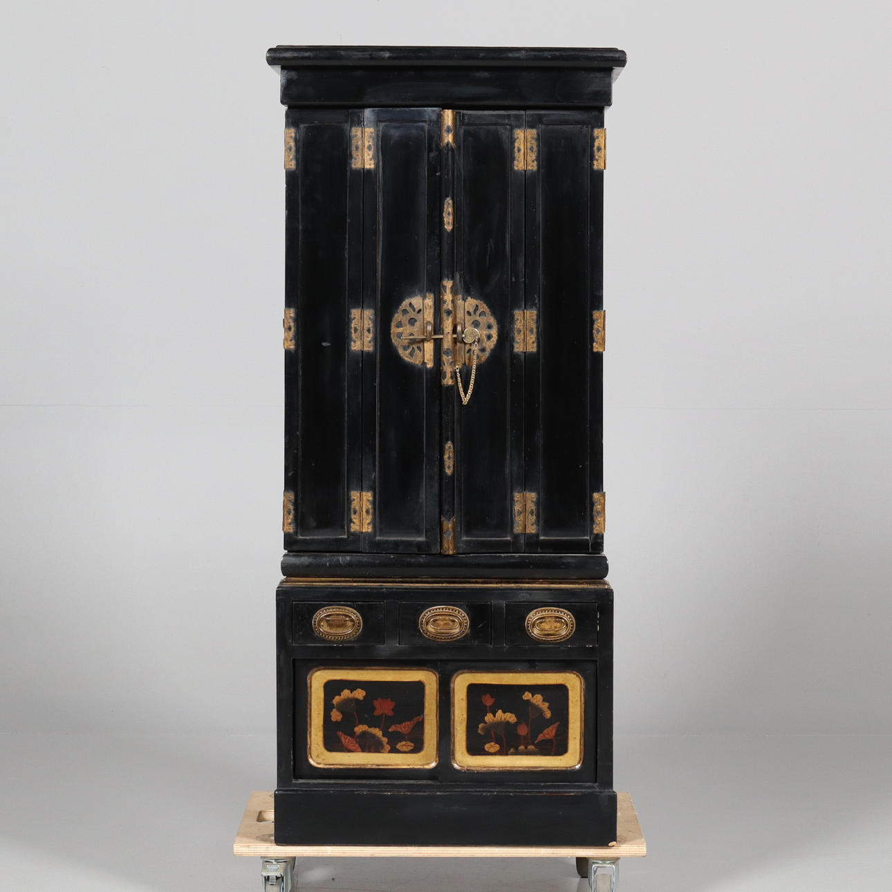 MUEBLE DE ALTAR, Butsudan, Japón.