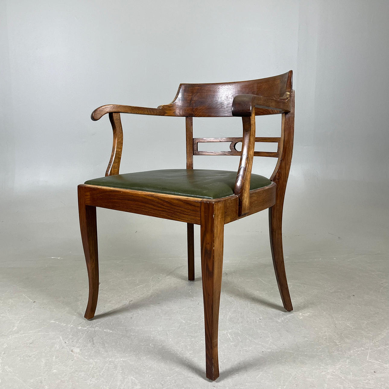 Ein Jugendstil-Sessel, frühes 20. Jahrhundert.