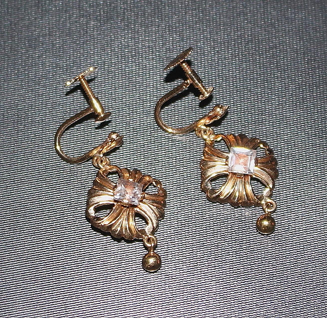 ÖRHÄNGEN. 18K vikt ca 2 gr.