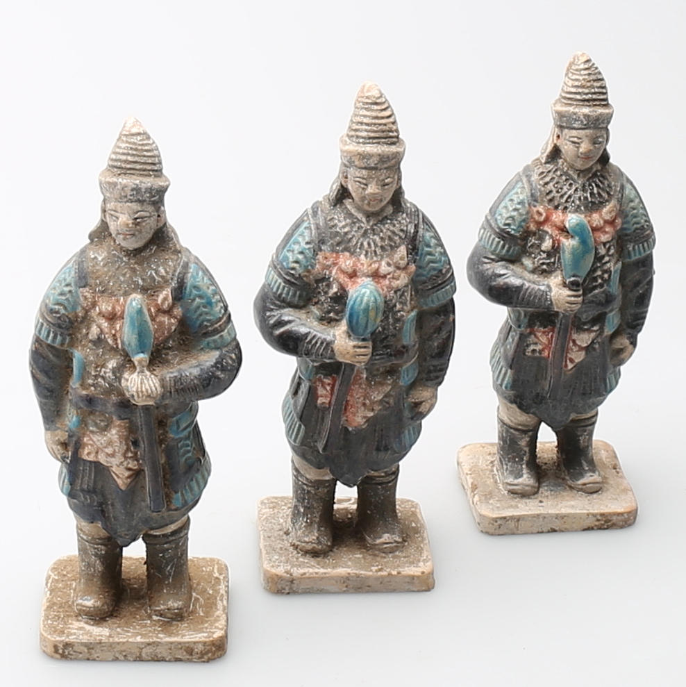 GRAVFIGURER i terracotta, 3 st, sen Ming dynasti, (1368-1644), Kina.