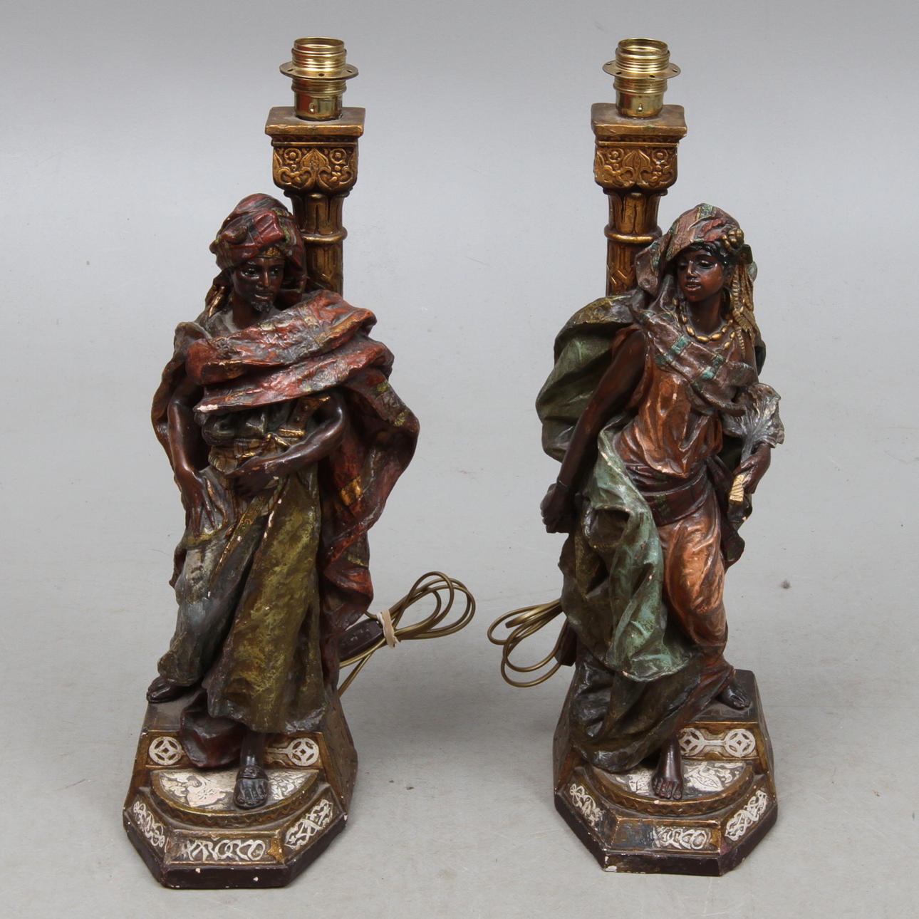 BORDSLAMPOR, 1 par, orientaliserande figurer, gips, 1900-tal.