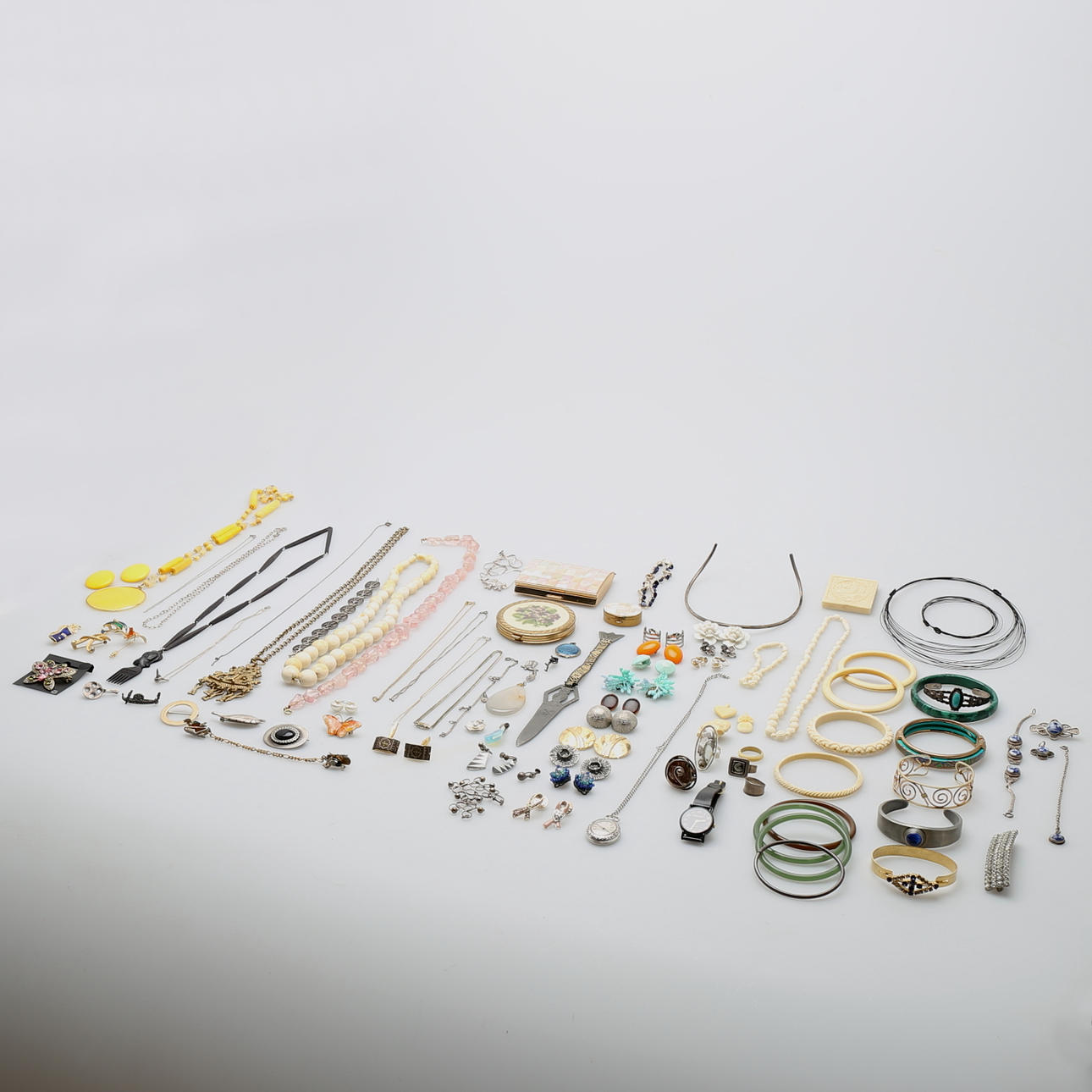 PARTI BIJOUXTERIER och diverse, ca 50 delar, 1900-tal.