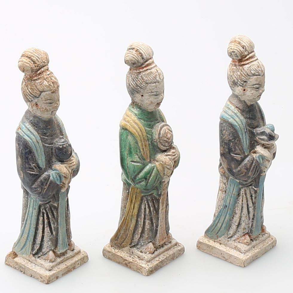 GRAVFIGURER i terracotta, 3 st, sen Ming dynasti, (1368-1644), Kina.