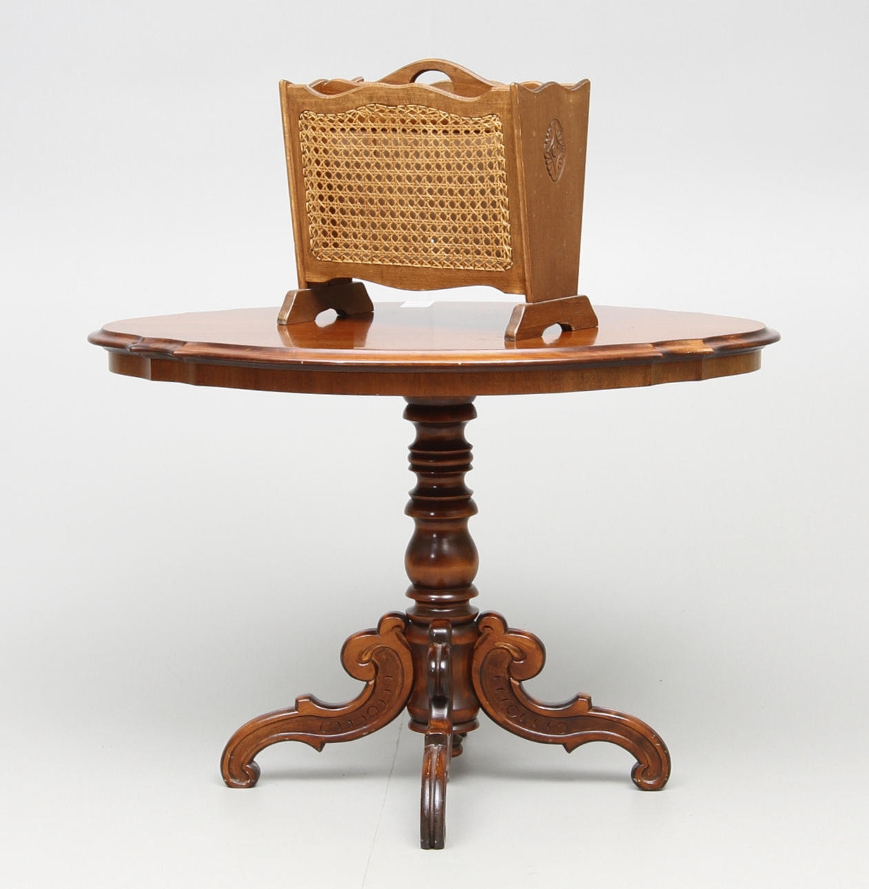 SOFFBORD, rokokostil, samt TIDNINGSKORG, 1900-tal.