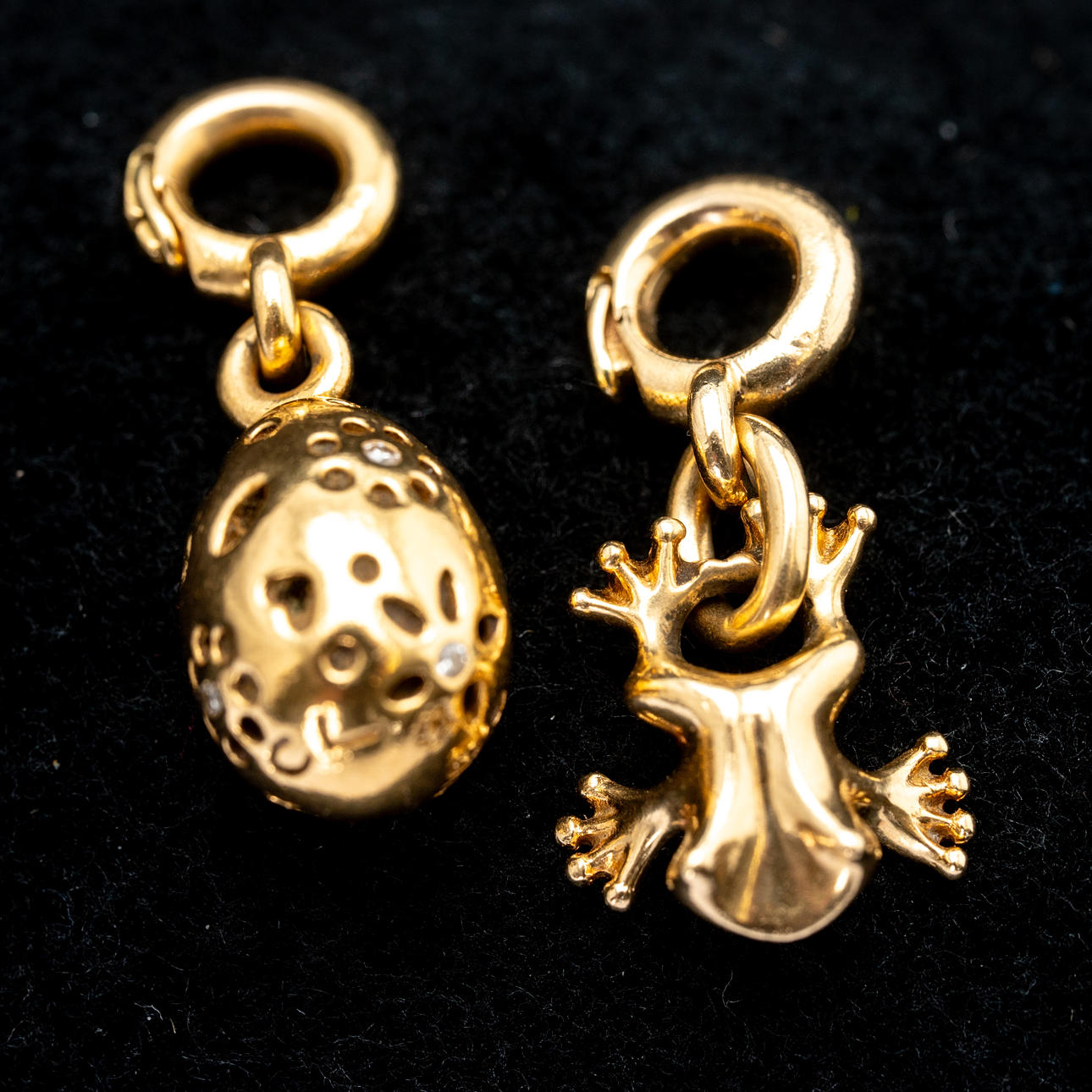 Parti af 2 Ole Lynggaard vedhæng.