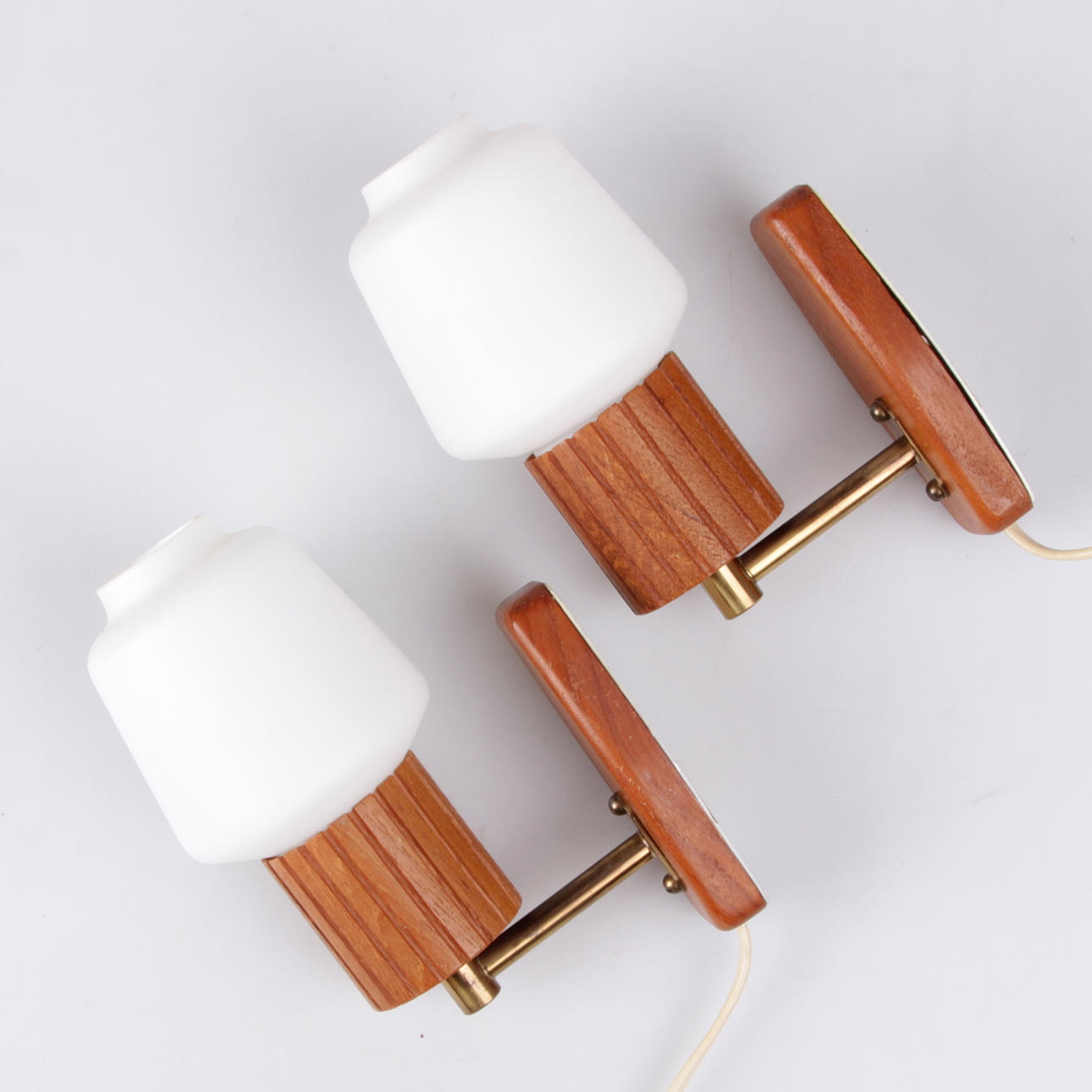 VÄGGLAMPOR, ett par, teak, Örsjö Industri, 1900-tal.