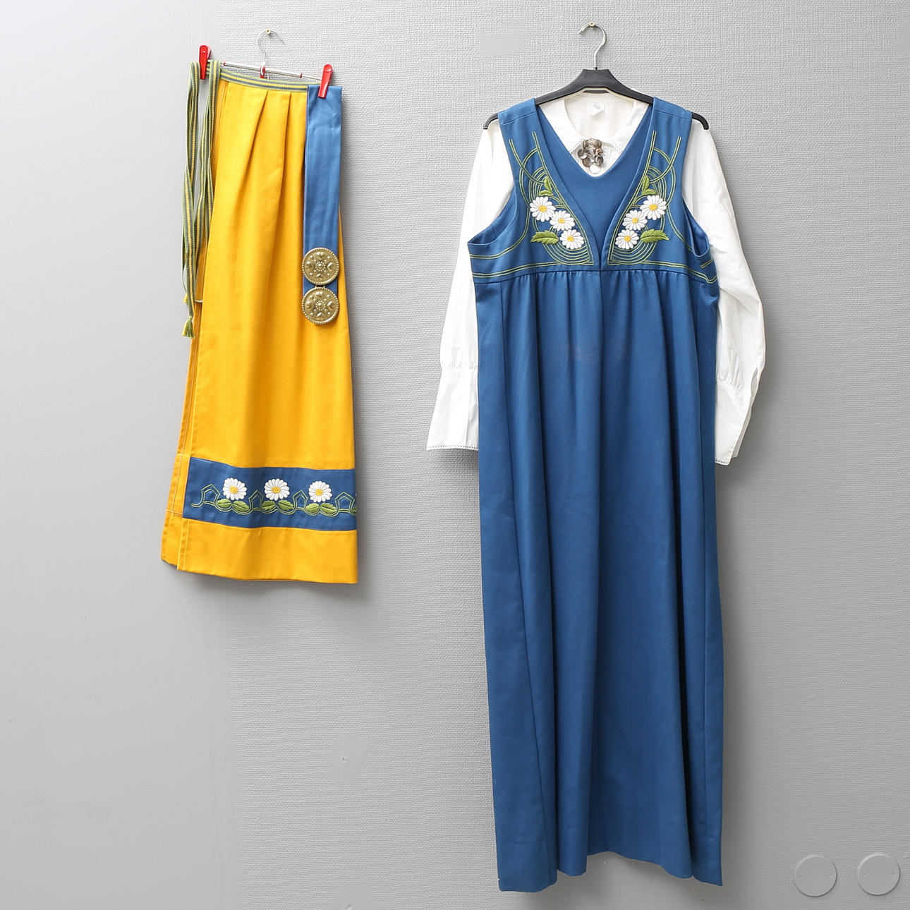 FOLKDRÄKT, "Sverigedräkten", Ekelund & Esspe AB, strl M+ samt dräktsmycke, silver.