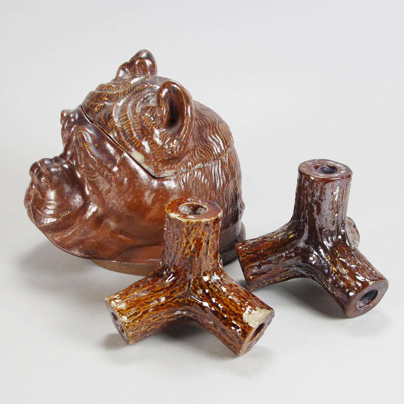 TOBAKSBURK SAMT 1 PAR LJUSSTAKAR, keramik.